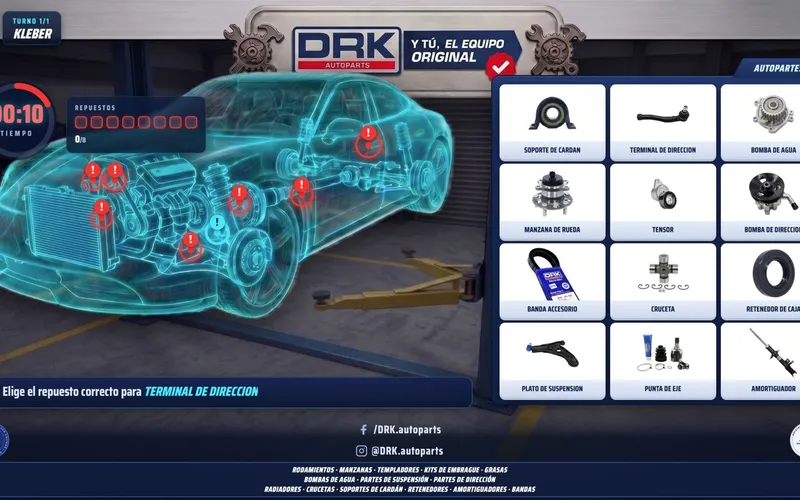 Pantalla del Desafío del Mecánico DRK con un auto holográfico y el panel de repuestos