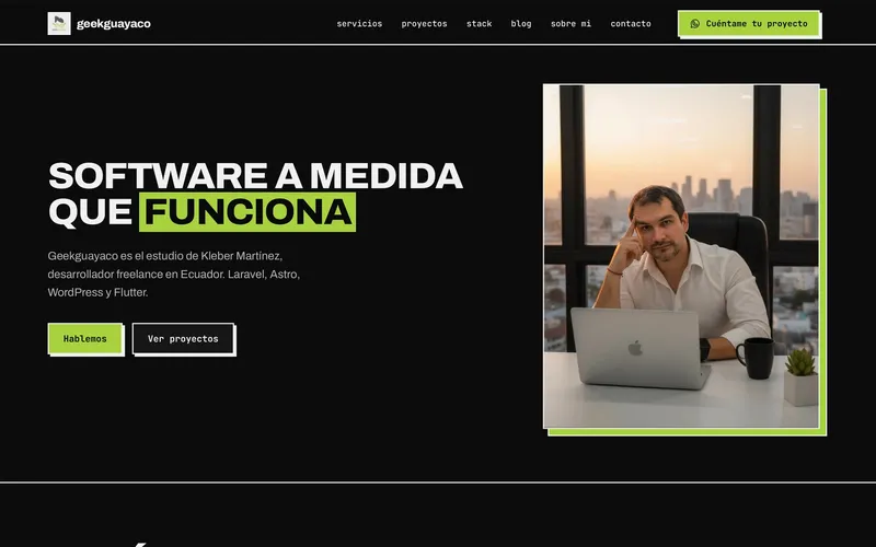 Página de inicio de Geekguayaco con el titular "Software a medida que funciona" en modo oscuro